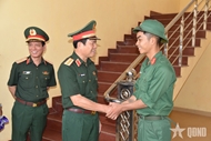 លោកនាយឧត្តមសេនីយ៍ Nguyen Tan Cuong ត្រួតពិនិត្យកងវរសេនាធំលេខ ១៦៥